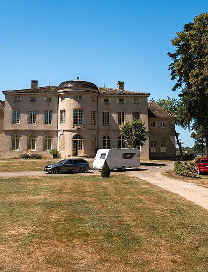 Château de l’Épervière: die Geschichte eines burgundischen Anwesens, das zum Campingplatz wurde